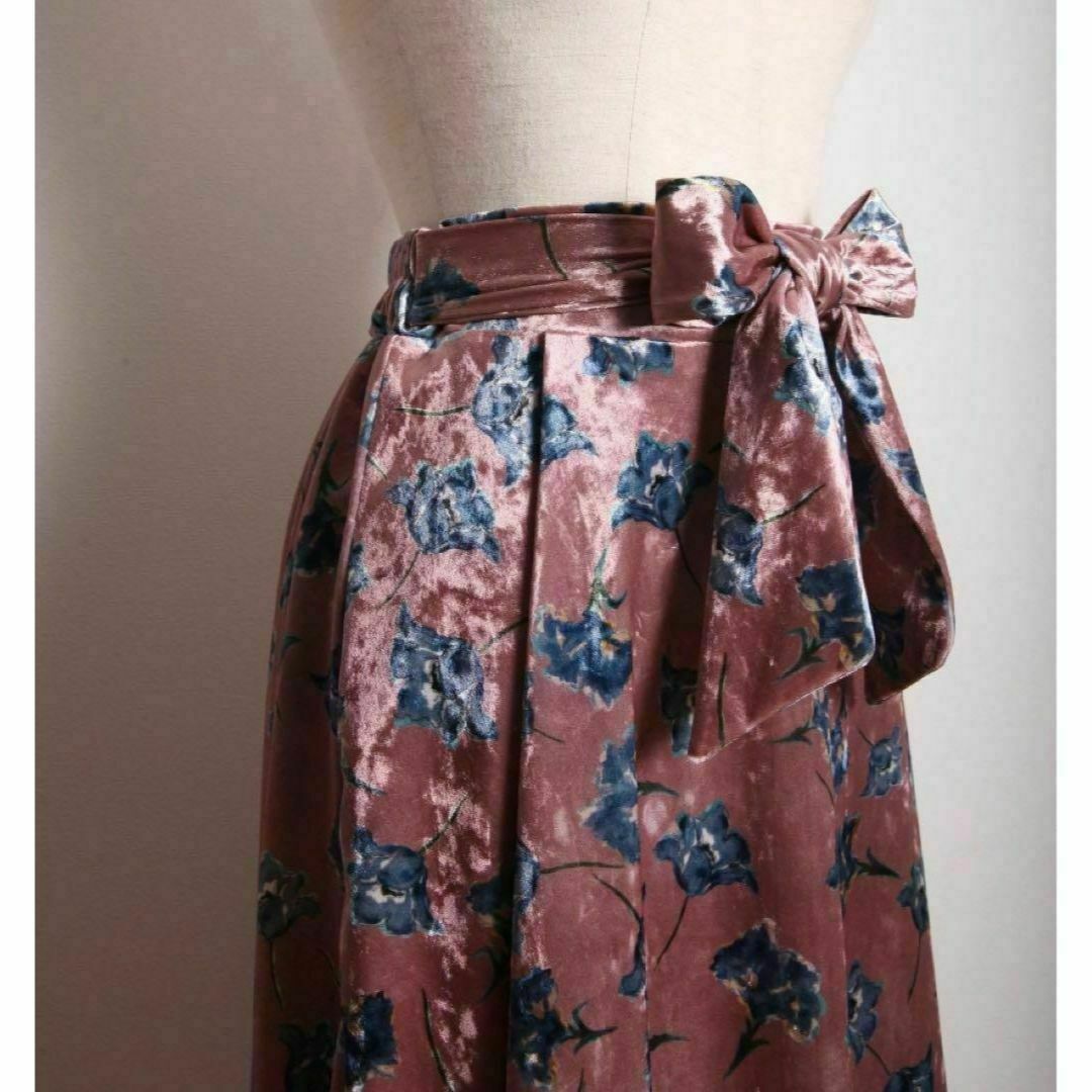 TOCCO closet(トッコクローゼット)の新品 トッコクローゼット 春トレンド ウエストリボンベロア花柄フレアスカート レディースのスカート(ひざ丈スカート)の商品写真