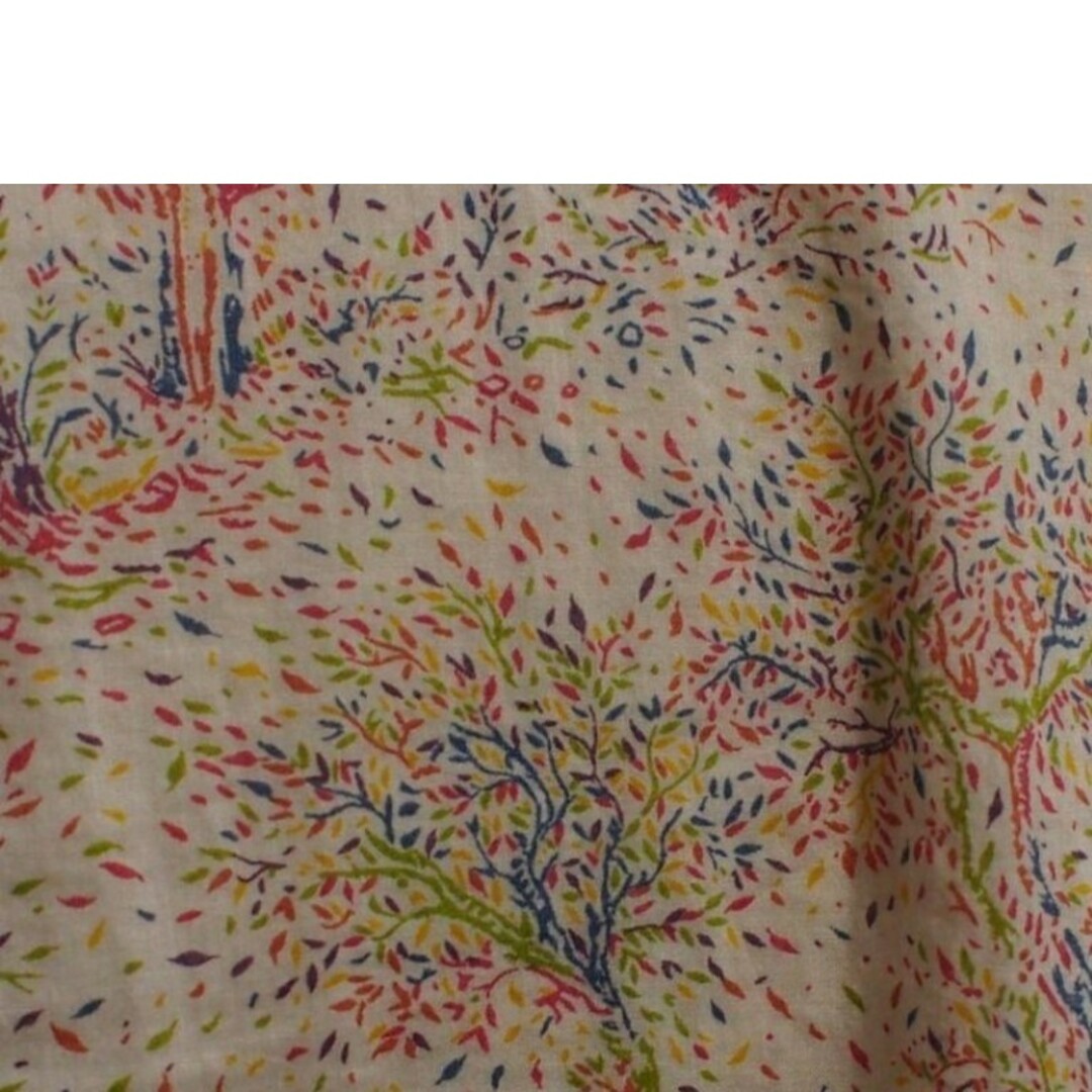 ODORANTE 手描き調　木　モチーフ　ブラウス　シャツ　シェルボタン　カラー レディースのトップス(シャツ/ブラウス(長袖/七分))の商品写真