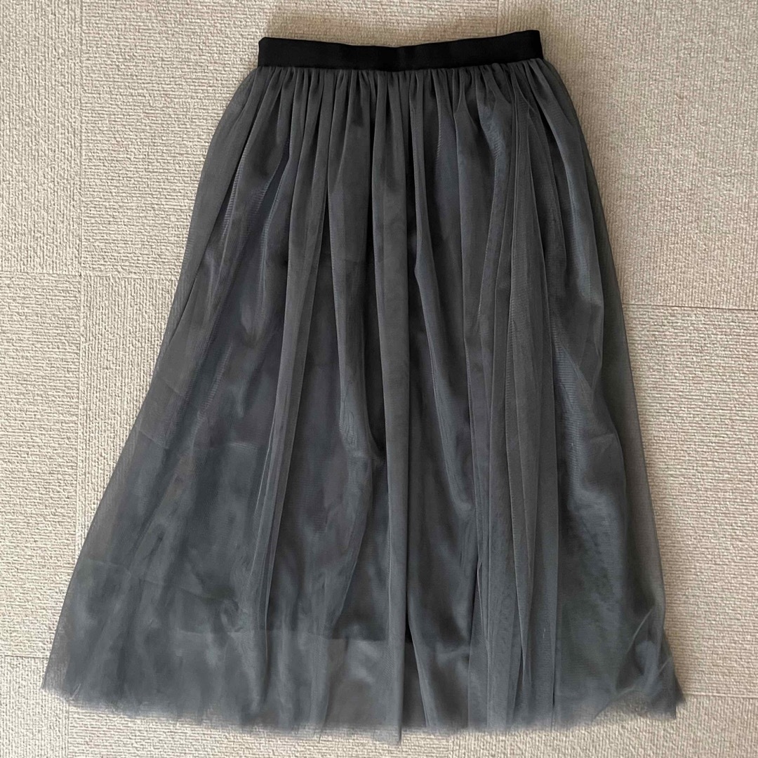 チュールスカート　ミモレ丈　ギャザー Lサイズ　丈78cm チャコールグレー レディースのスカート(ひざ丈スカート)の商品写真