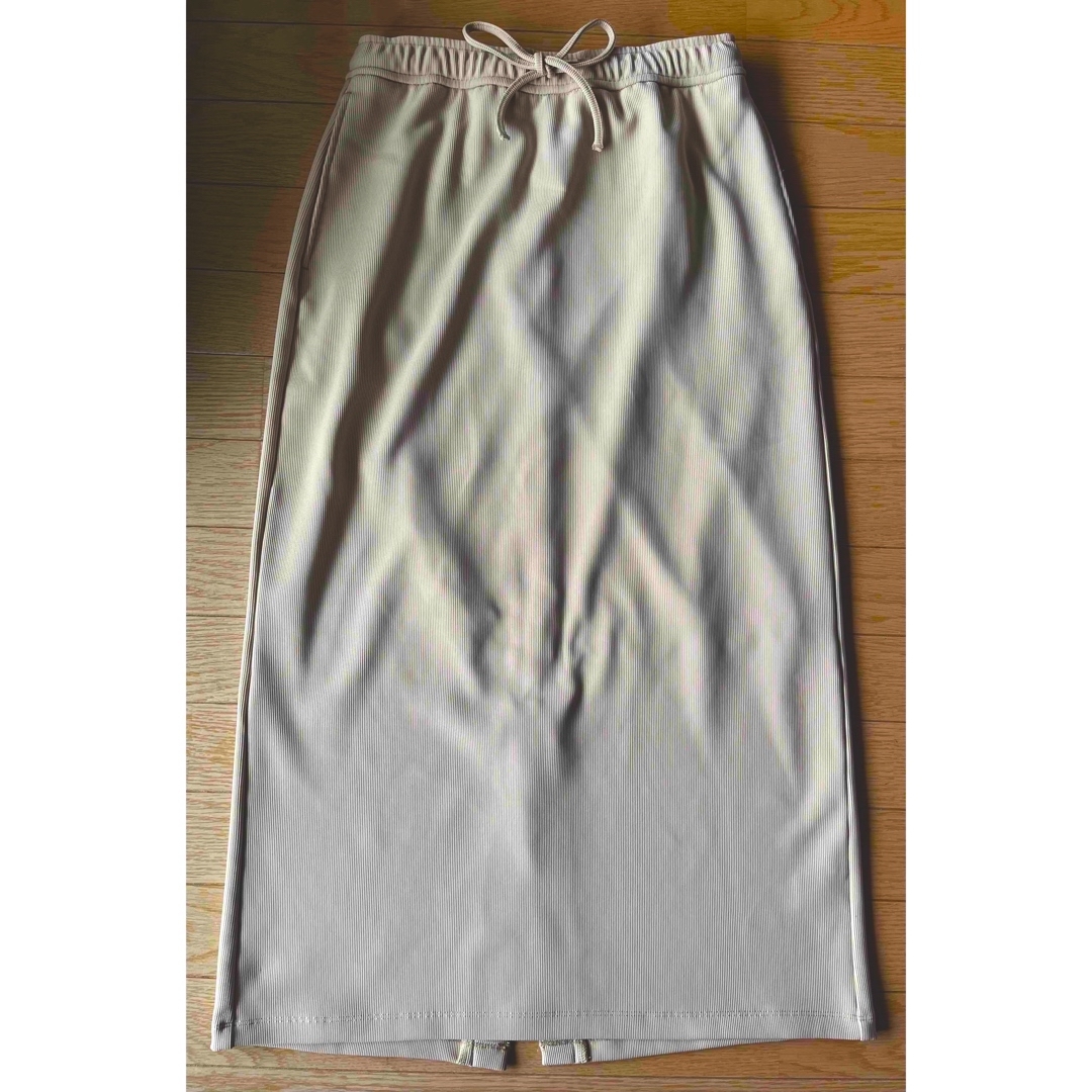 GU(ジーユー)のGU ドローストリングナロースカート　ベージュ　Ｌ レディースのスカート(ロングスカート)の商品写真