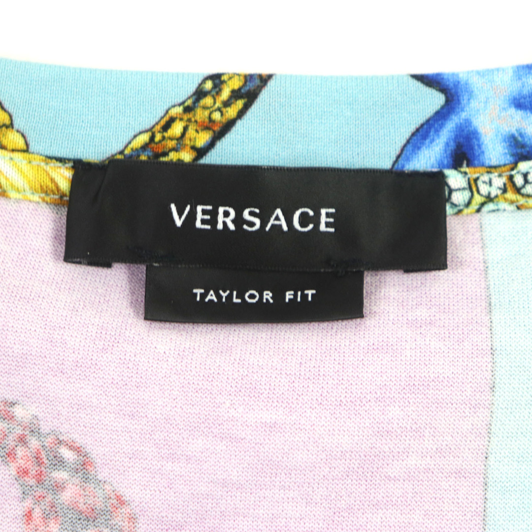 VERSACE(ヴェルサーチ)の極美品▼VERSACE ヴェルサーチ 2022年製 TAYLOR FIT コットン プリント 総柄 半袖Ｔシャツ ライトブルー S ハンガー付き メンズ メンズのトップス(Tシャツ/カットソー(半袖/袖なし))の商品写真