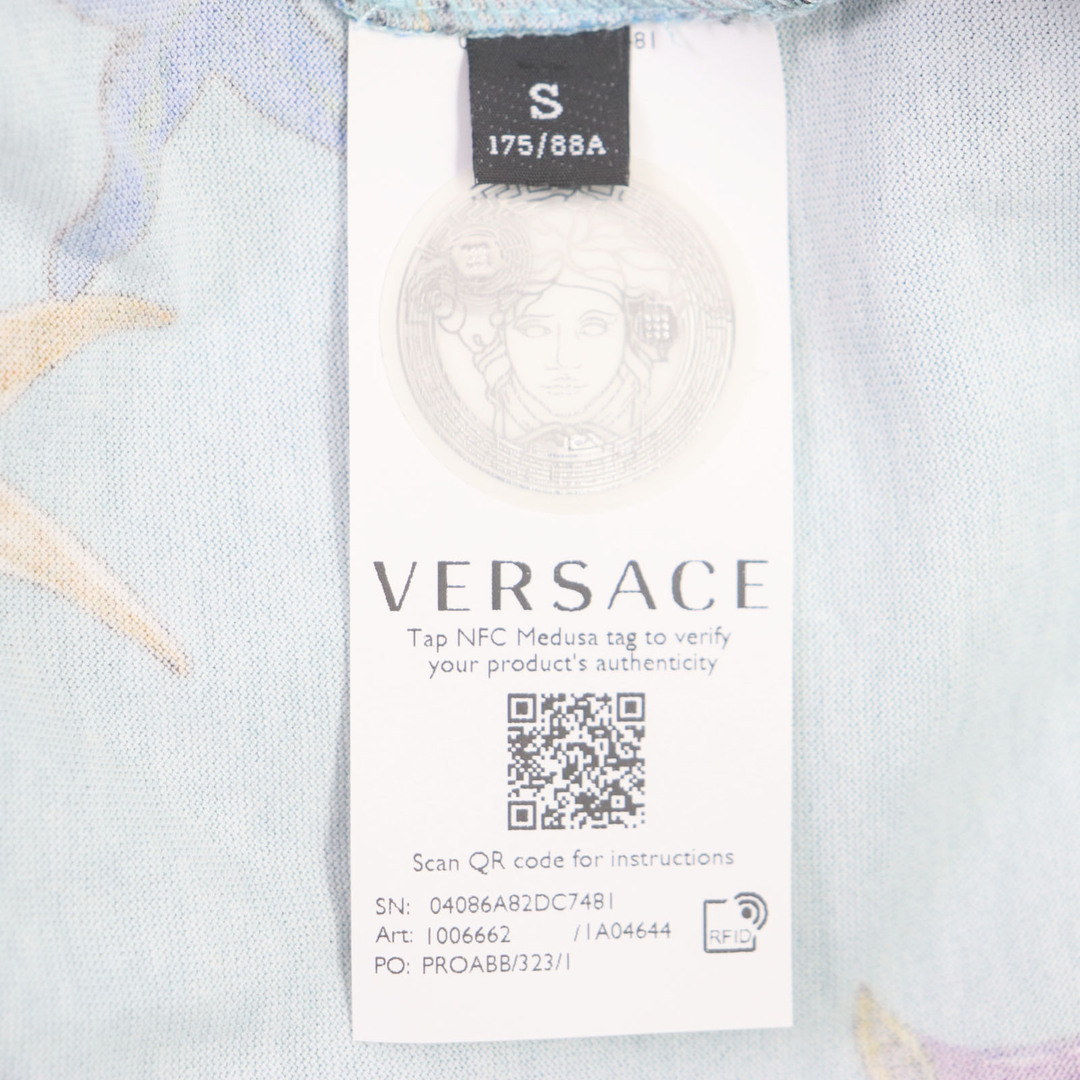 VERSACE(ヴェルサーチ)の極美品▼VERSACE ヴェルサーチ 2022年製 TAYLOR FIT コットン プリント 総柄 半袖Ｔシャツ ライトブルー S ハンガー付き メンズ メンズのトップス(Tシャツ/カットソー(半袖/袖なし))の商品写真