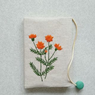 文庫本刺繍のブックカバー　マリーゴールド(ブックカバー)