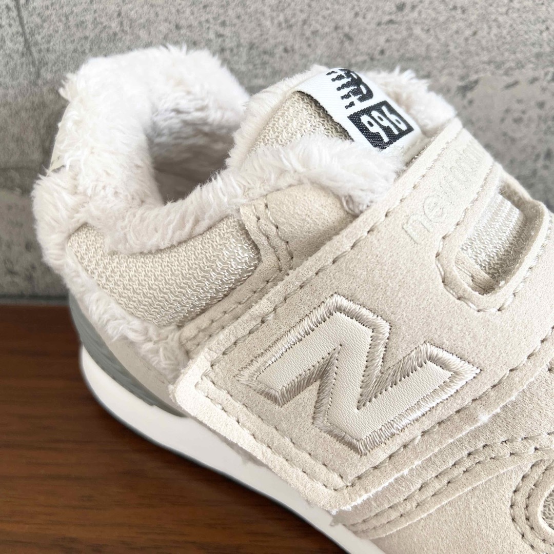 New Balance(ニューバランス)の【新品】16.5センチ ホワイト×フラフィー ニューバランス スニーカー キッズ キッズ/ベビー/マタニティのキッズ靴/シューズ(15cm~)(スニーカー)の商品写真