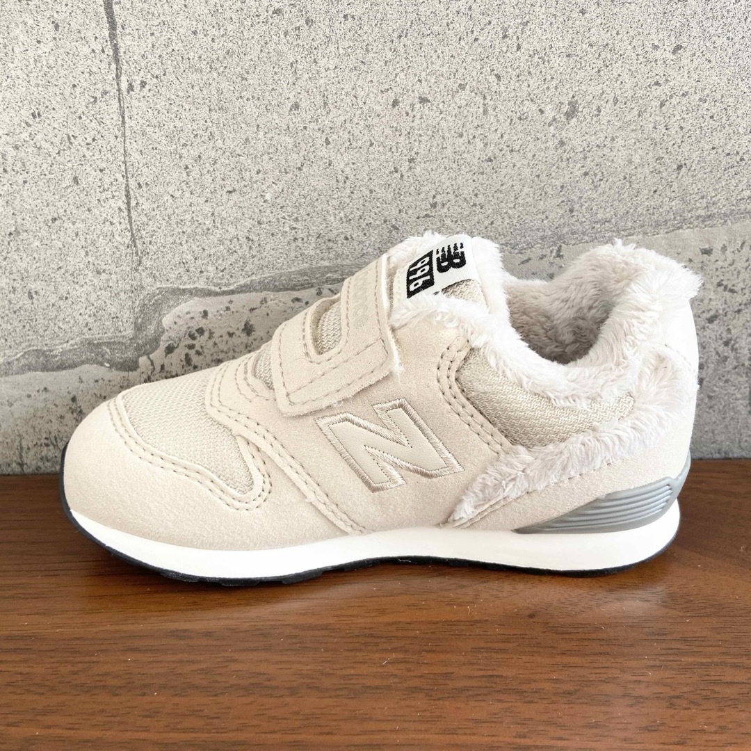 New Balance(ニューバランス)の【新品】15センチ ホワイト×フラフィー ニューバランス スニーカー キッズ キッズ/ベビー/マタニティのキッズ靴/シューズ(15cm~)(スニーカー)の商品写真