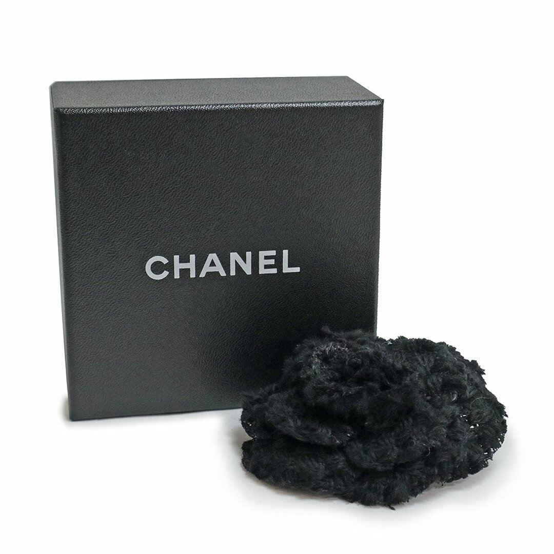 CHANEL(シャネル)のシャネル カメリア コサージュ ブローチ ツイード ブラック 黒 ゴールド金具 箱付 CHANEL（未使用保管品） レディースのアクセサリー(ブローチ/コサージュ)の商品写真