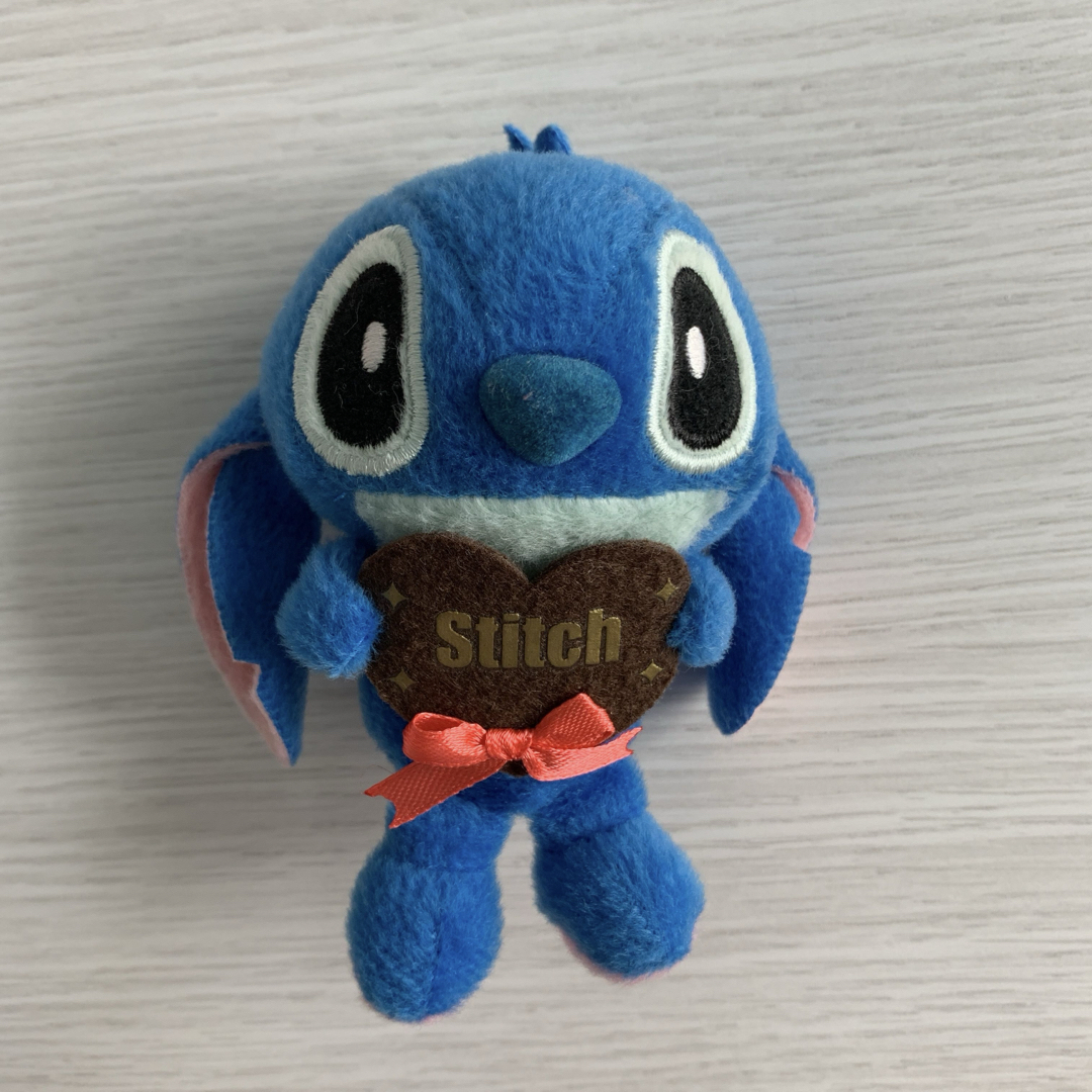 STITCH(スティッチ)の新品スティッチバレンタイン限定ストラップゴム付きチョコ持ってるスティッチ エンタメ/ホビーのおもちゃ/ぬいぐるみ(キャラクターグッズ)の商品写真