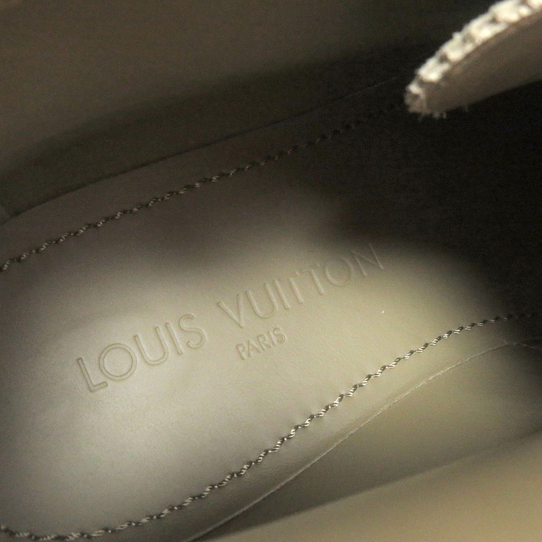 LOUIS VUITTON(ルイヴィトン)の美品□LOUIS VUITTON ルイヴィトン LVロゴ メダリオン スウェードレザー チャッカ―ブーツ アンクルブーツ ベージュ 7.5 箱・保存袋付き イタリア製 メンズ メンズの靴/シューズ(ブーツ)の商品写真