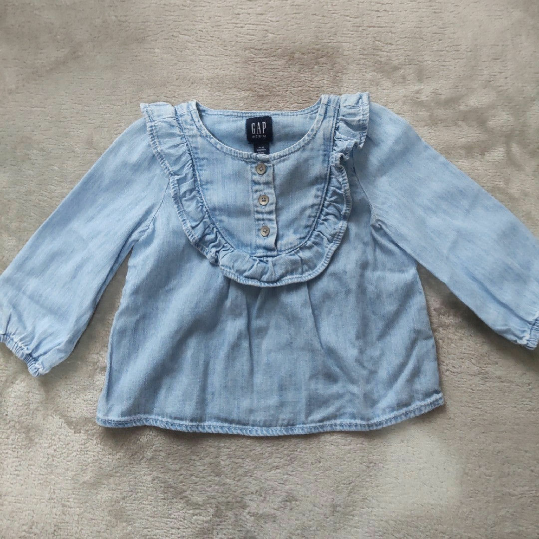 babyGAP(ベビーギャップ)のGAP  ベビー  デニムシャツ  80 キッズ/ベビー/マタニティのベビー服(~85cm)(シャツ/カットソー)の商品写真