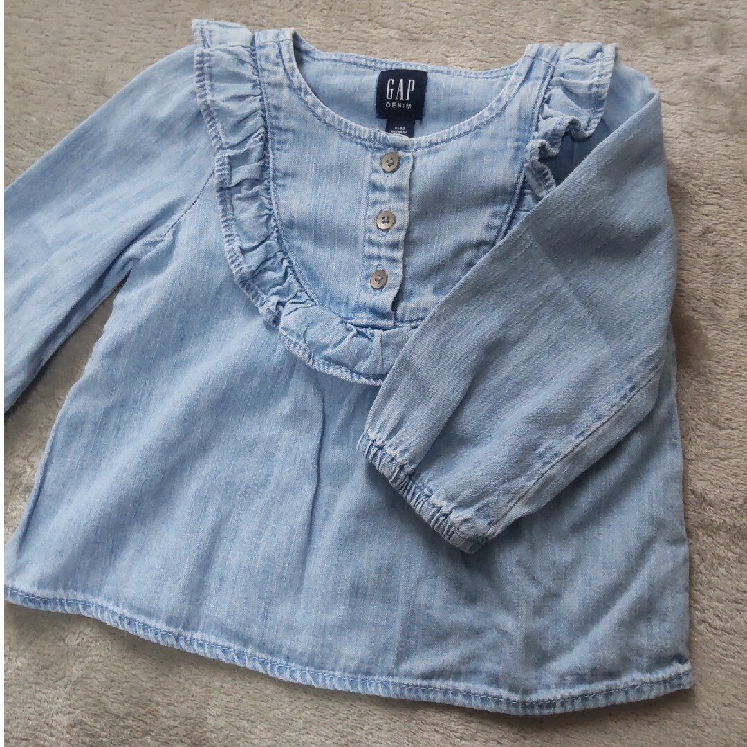 babyGAP(ベビーギャップ)のGAP  ベビー  デニムシャツ  80 キッズ/ベビー/マタニティのベビー服(~85cm)(シャツ/カットソー)の商品写真