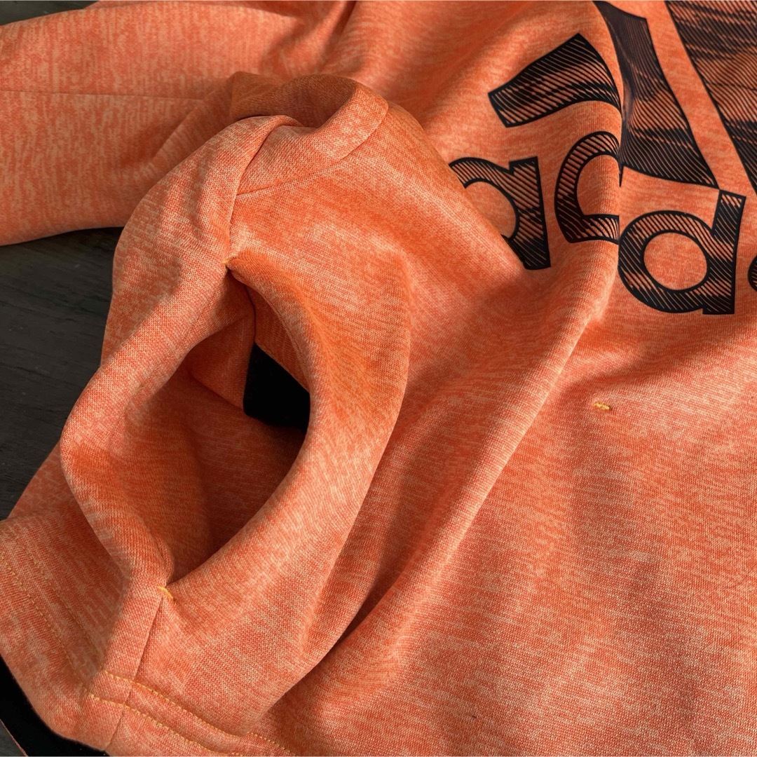 adidas(アディダス)のaddidas アディダス プルオーバー パーカー オレンジ 130 男女兼用 キッズ/ベビー/マタニティのキッズ服男の子用(90cm~)(Tシャツ/カットソー)の商品写真