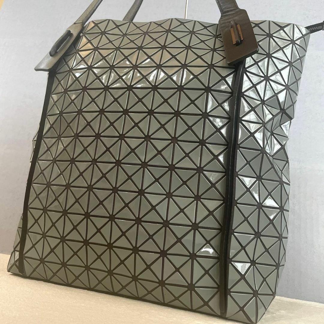 BaoBaoIsseyMiyake(バオバオイッセイミヤケ)の【極美品】 バオバオイッセイミヤケ トートバッグ ルーセンマット A4 グレー レディースのバッグ(トートバッグ)の商品写真