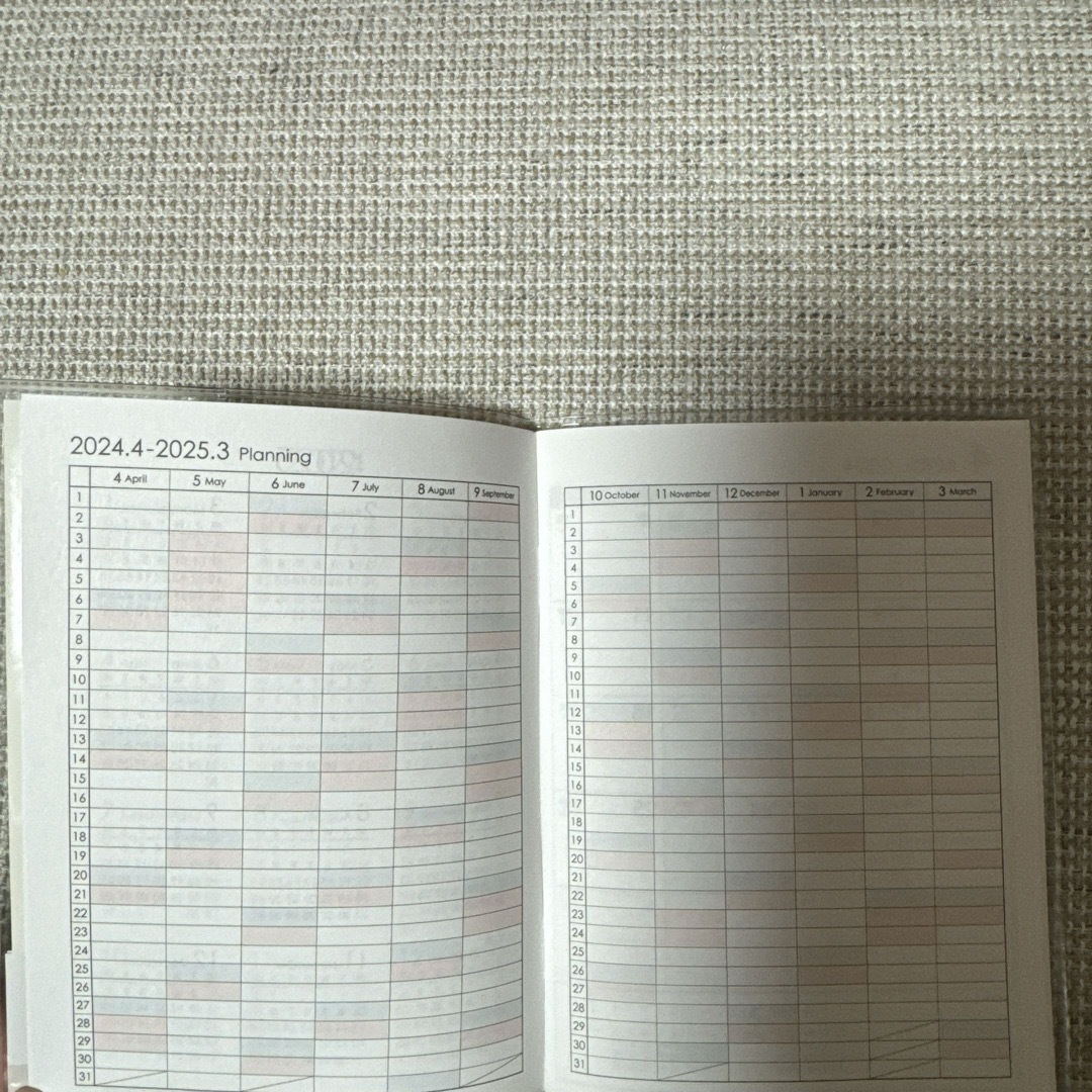 2024スケジュール帳　A6より少し小さめ　マンスリー　4月始まり　月曜始まり インテリア/住まい/日用品の文房具(カレンダー/スケジュール)の商品写真