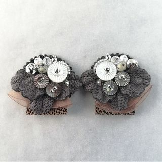 大ぶりフリルとビーズ刺繍のピアス/イヤリング(ピアス)