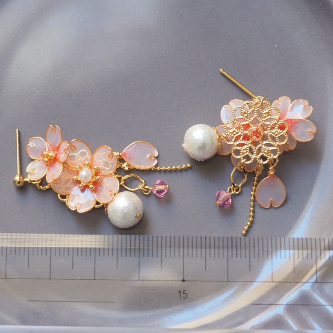 [受注製作品］さくらさく　花びらとコットンパールの耳飾り ハンドメイドのアクセサリー(ピアス)の商品写真