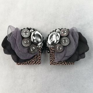 大ぶりフリルとビーズ刺繍のピアス/イヤリング(ピアス)