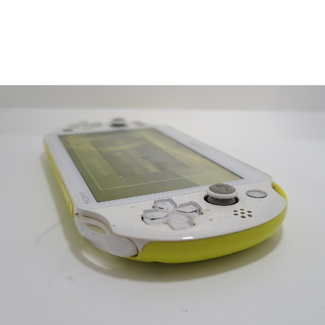 PlayStation Vita(プレイステーションヴィータ)のPlaystation Vita PCH2000 ライムグリーン エンタメ/ホビーのゲームソフト/ゲーム機本体(携帯用ゲーム機本体)の商品写真