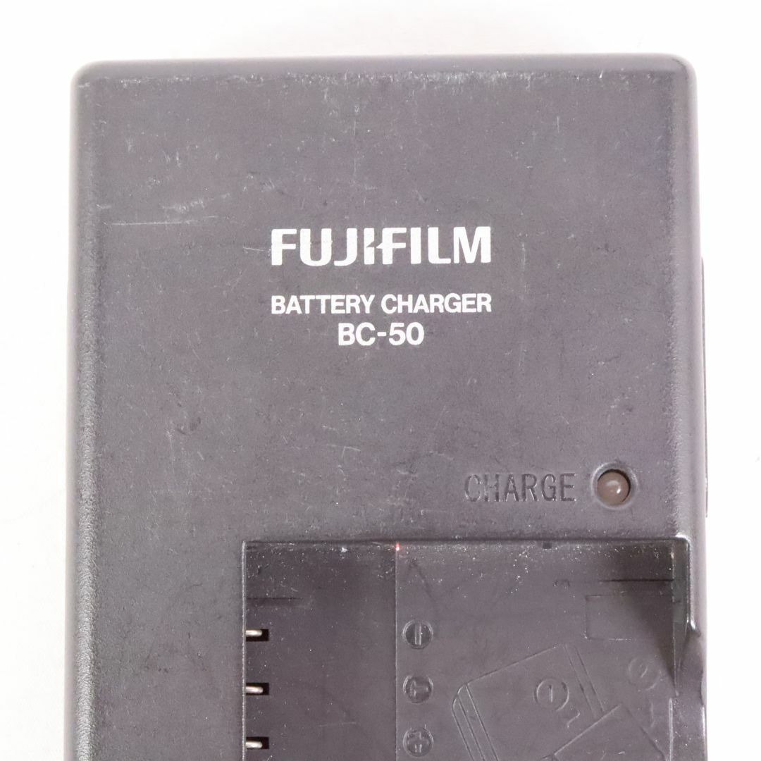 富士フイルム(フジフイルム)のFUJIFILM 富士フイルム　充電器　BC-50　黒　2台セット　㉙ スマホ/家電/カメラのカメラ(コンパクトデジタルカメラ)の商品写真