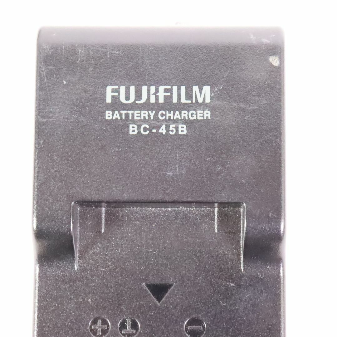 富士フイルム(フジフイルム)のFUJIFILM 富士フイルム　充電器　BC-50　黒　2台セット　㉙ スマホ/家電/カメラのカメラ(コンパクトデジタルカメラ)の商品写真