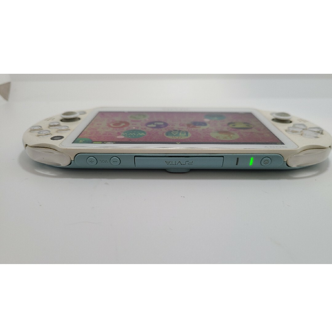 PlayStation Vita(プレイステーションヴィータ)のPlaystation Vita PCH2000 ブルーホワイト エンタメ/ホビーのゲームソフト/ゲーム機本体(携帯用ゲーム機本体)の商品写真