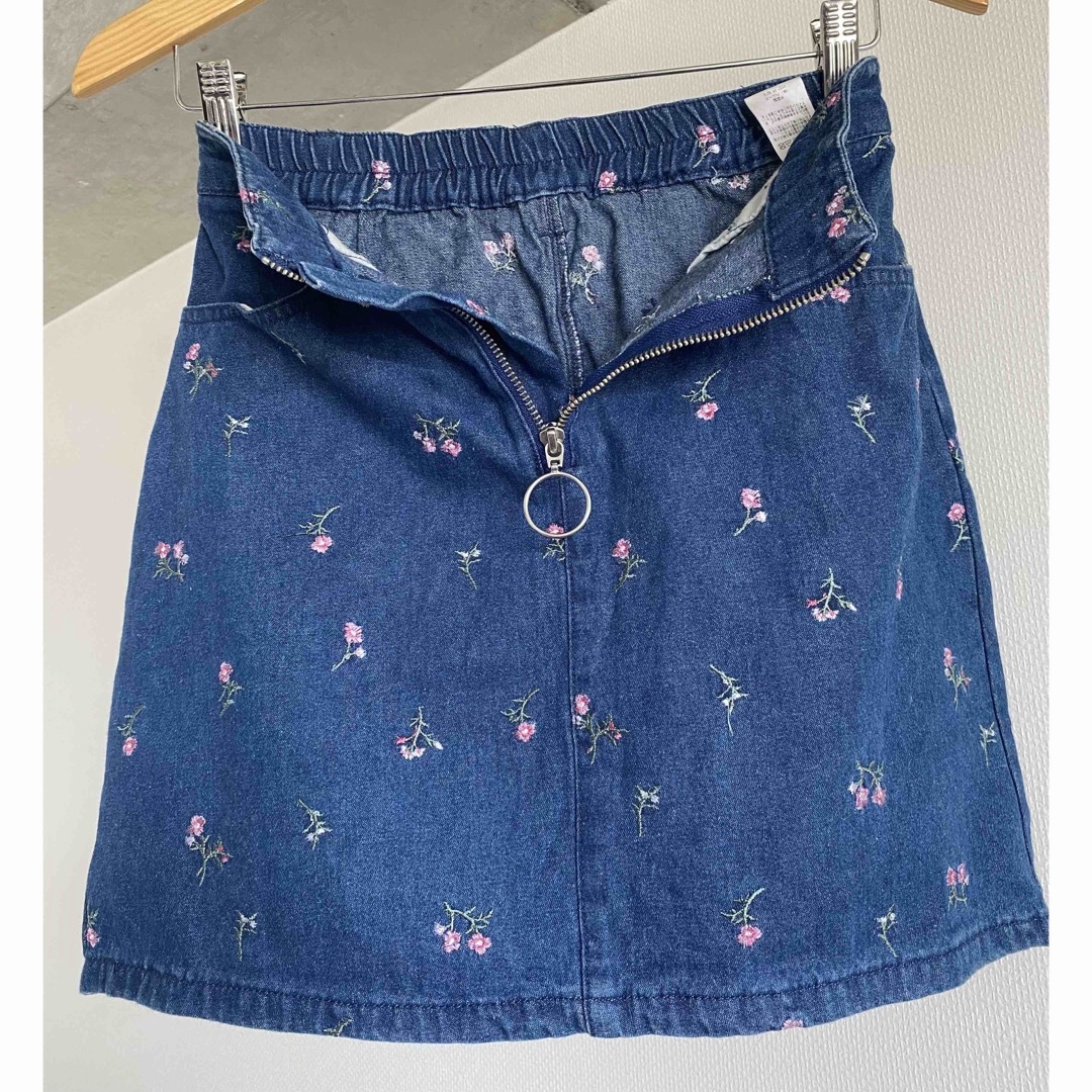 HONEYS(ハニーズ)のハニーズ♡花柄刺繍が可愛いデニムミニスカート♡Sサイズ レディースのスカート(ミニスカート)の商品写真