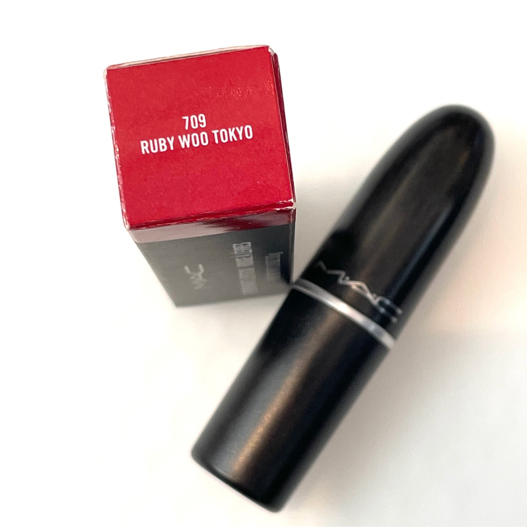 MAC(マック)のMAC リップスティック 709 Ruby Woo Tokyo コスメ/美容のベースメイク/化粧品(口紅)の商品写真