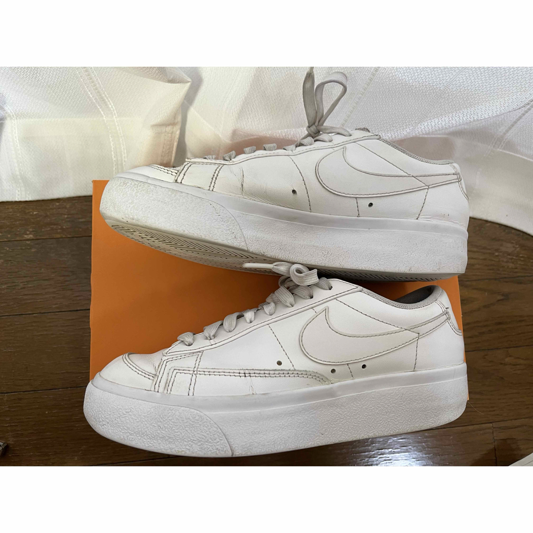 NIKE(ナイキ)のナイキ ブレーザー  W BLAZER LOW PLATFORM  レディースの靴/シューズ(スニーカー)の商品写真