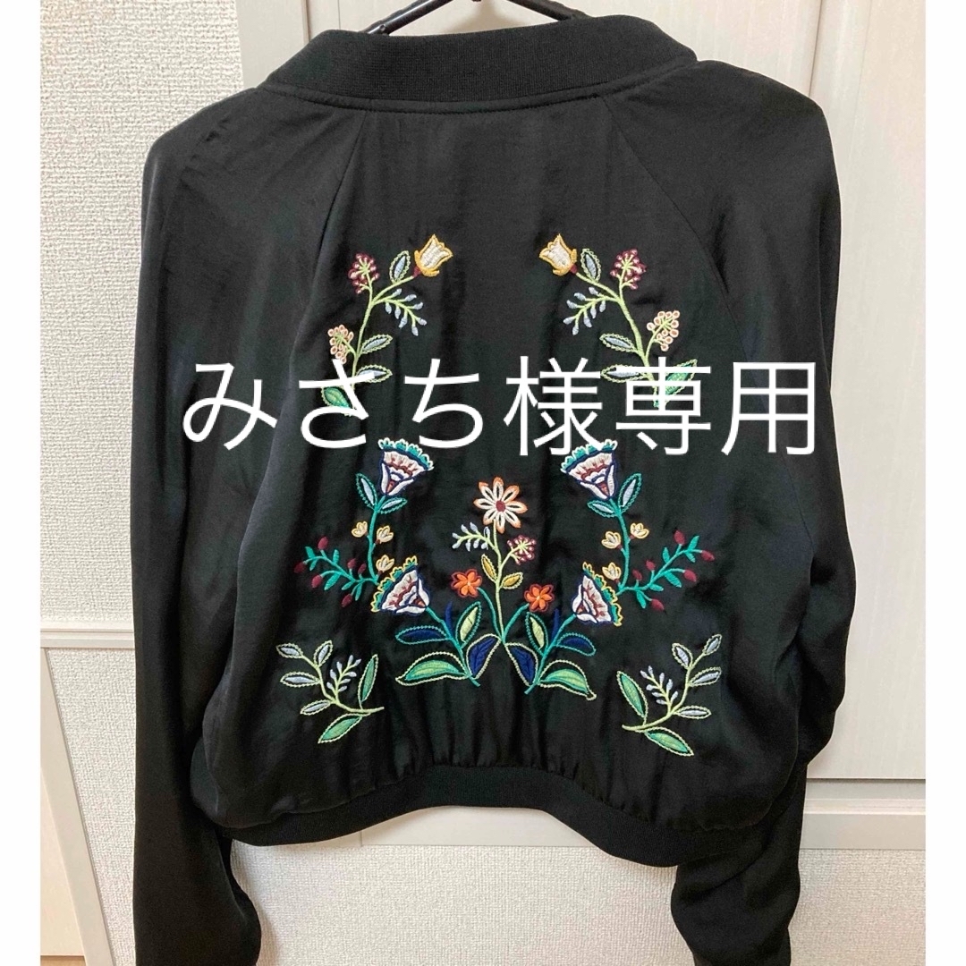 H&M(エイチアンドエム)のブルゾン　ブラック　黒　花柄　刺繍　Forever21 レディースのジャケット/アウター(ブルゾン)の商品写真