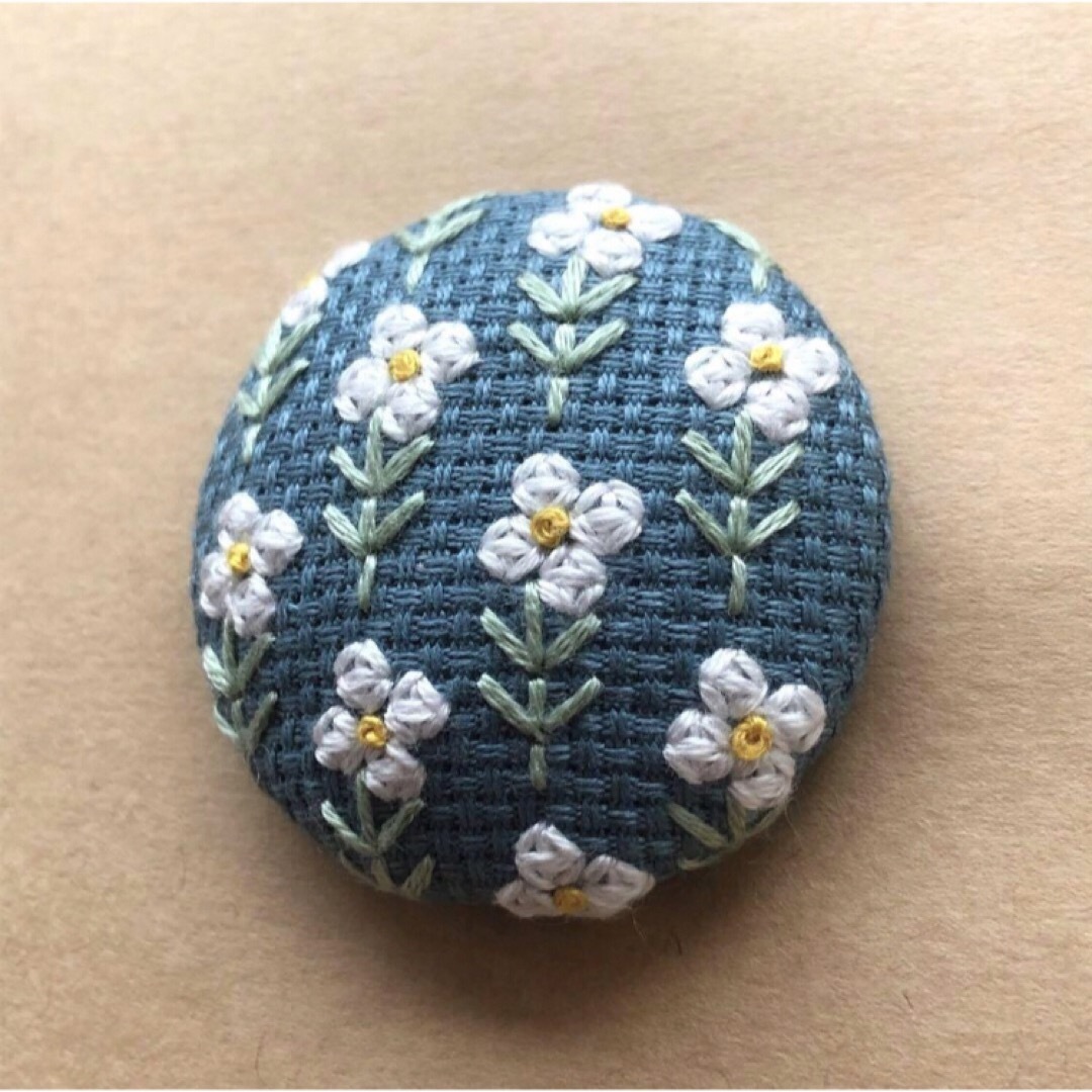 刺繍ブローチ　花柄㉘【ネイビー×白】 ハンドメイドのアクセサリー(コサージュ/ブローチ)の商品写真