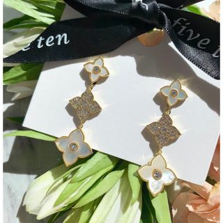 ファイブテン(FIVE TEN)のfive ten フラワーピアス　キラキラ　シェル(ピアス)