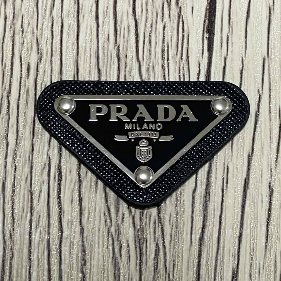 PRADA(プラダ)のPRADA プラダ  ロゴプレート ロゴパーツ ブラック メタル 新品 ハンドメイドの素材/材料(各種パーツ)の商品写真