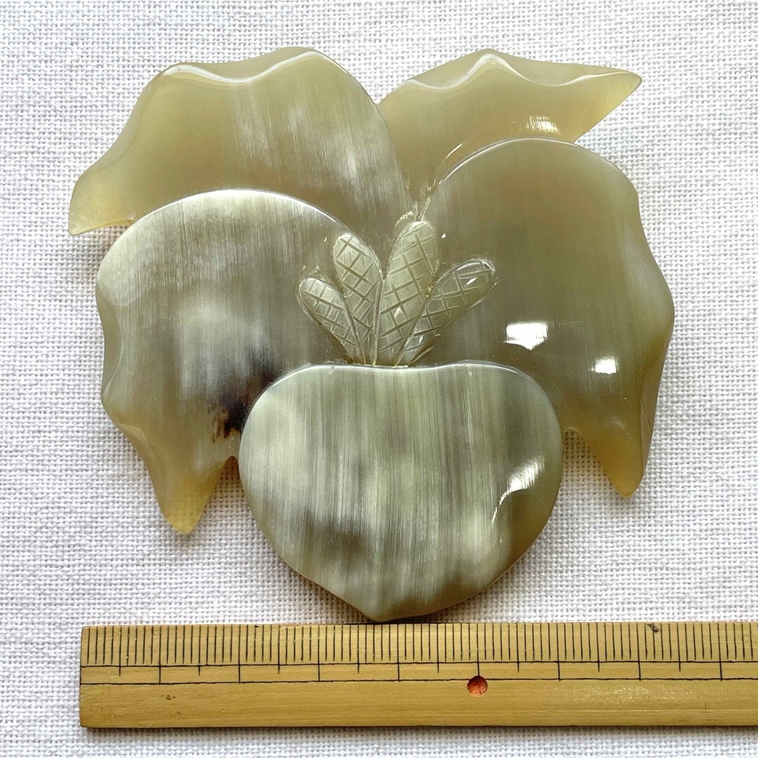 水牛 ブローチ 花(カトレア)大きめサイズ！水牛角 バッファローホーン レディースのアクセサリー(ブローチ/コサージュ)の商品写真