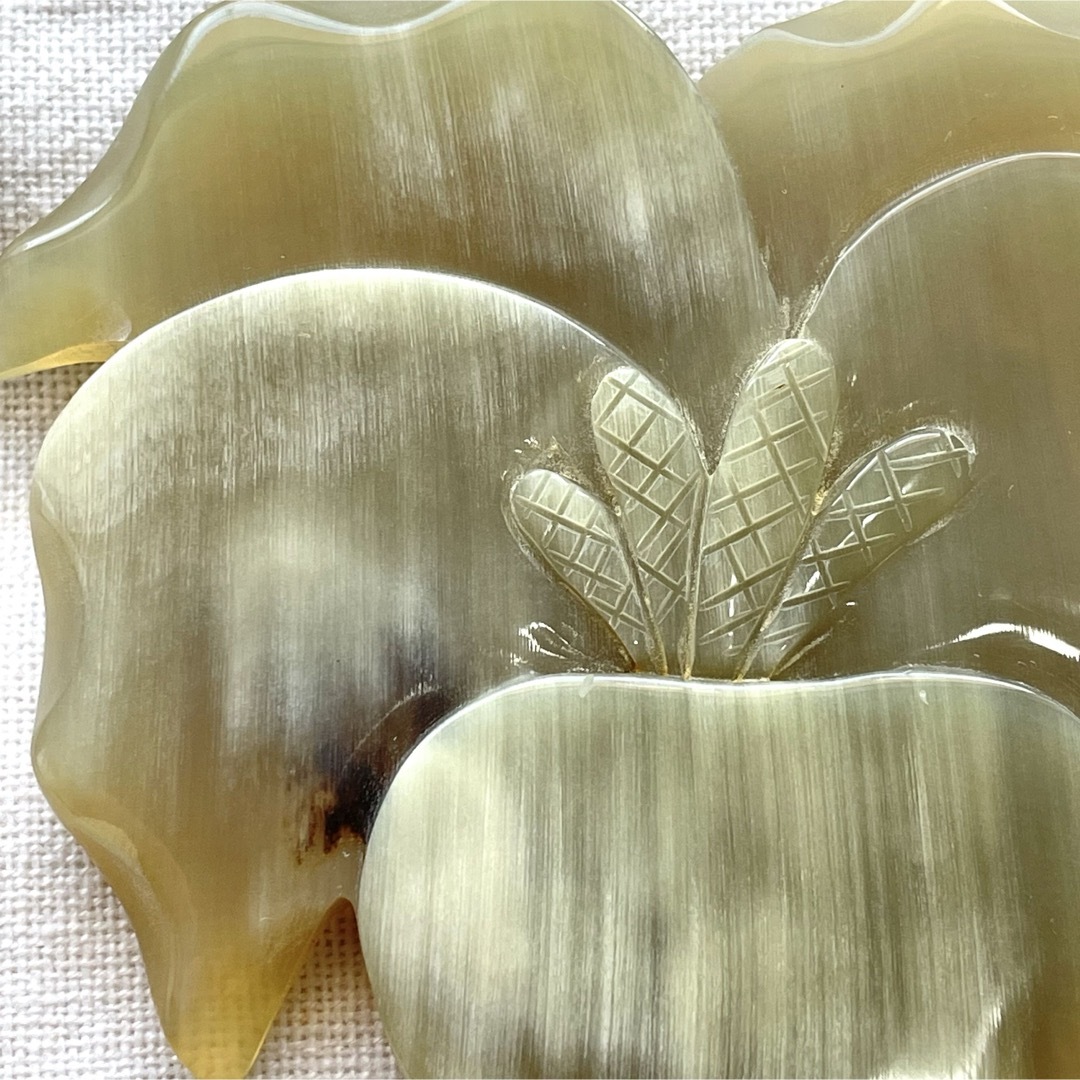 水牛 ブローチ 花(カトレア)大きめサイズ！水牛角 バッファローホーン レディースのアクセサリー(ブローチ/コサージュ)の商品写真
