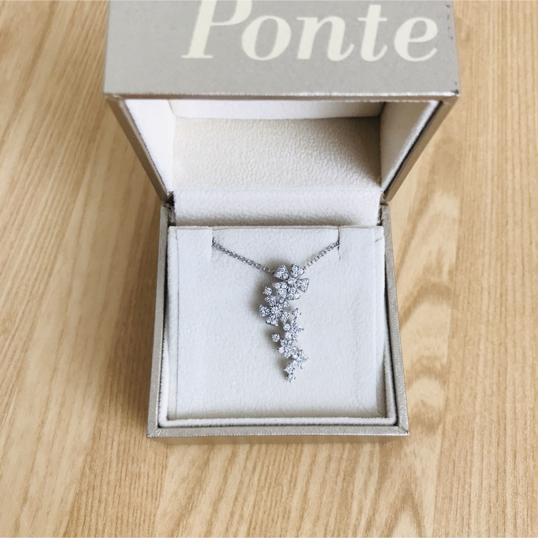 PonteVecchio(ポンテヴェキオ)の極美品　ポンテヴェキオ　フラワーダイヤ　ネックレス　WG 0.66ct  レディースのアクセサリー(ネックレス)の商品写真