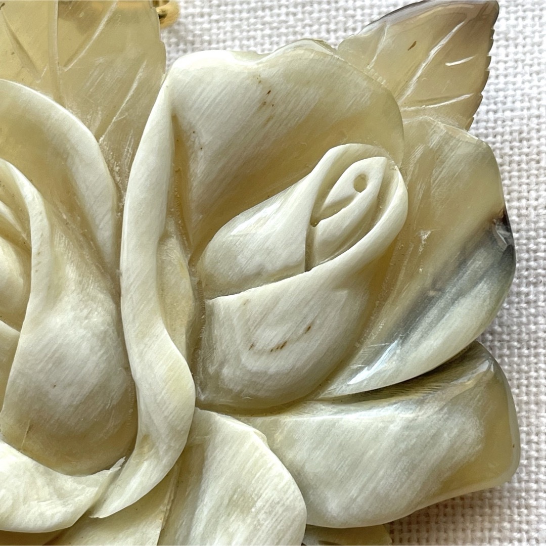 水牛 ブローチ ペンダントトップ 花(薔薇)水牛角 バッファローホーン レディースのアクセサリー(ブローチ/コサージュ)の商品写真
