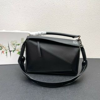 レディース　ショルダーバック黒24cm　ロエベLOEWE