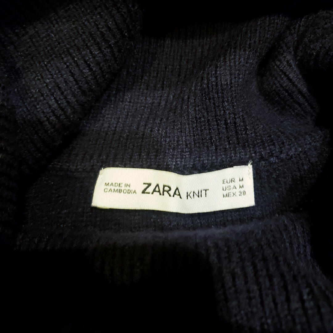 ZARA(ザラ)のZARA パールボタン付きカフス仕様オフタートルニット ネイビー Mサイズ レディースのトップス(ニット/セーター)の商品写真