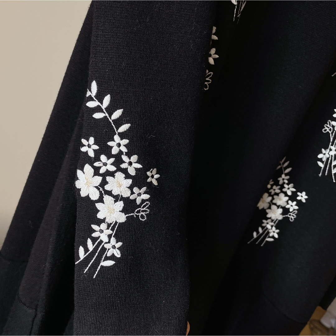 Chesty(チェスティ)のフラワーリーフ刺繍ニットワンピース レディースのトップス(ニット/セーター)の商品写真