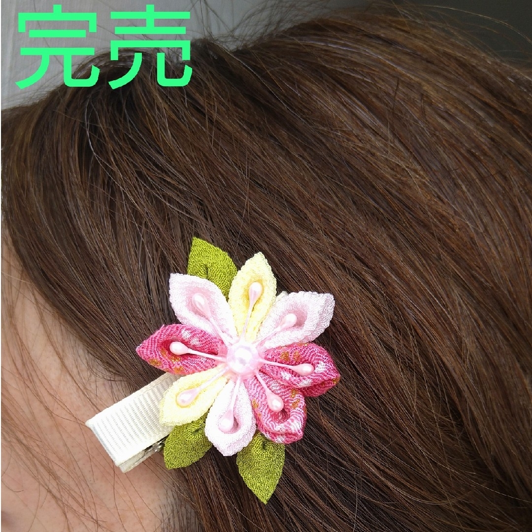 つまみ細工で、作った髪飾り ハンドメイドのアクセサリー(ヘアアクセサリー)の商品写真