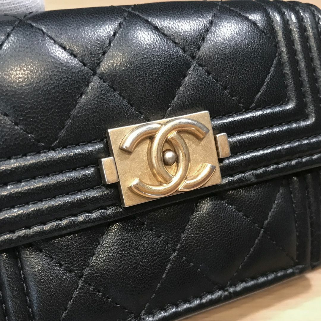 CHANEL(シャネル)の超美品 シャネル ボーイシャネル スモールフラップウォレット 3つ折り財布 黒 レディースのファッション小物(財布)の商品写真