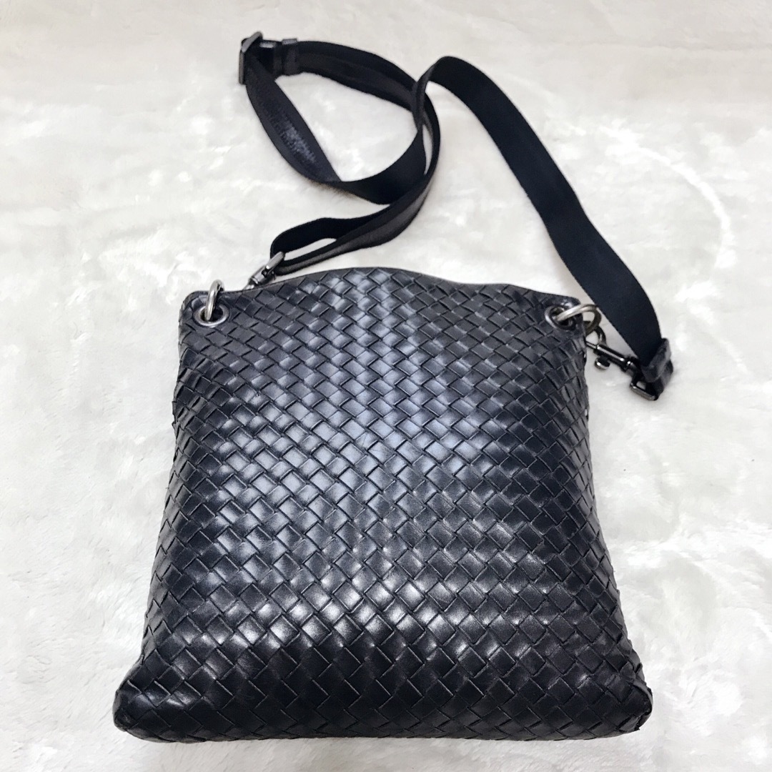 Bottega Veneta(ボッテガヴェネタ)の美品 ボッテガヴェネタ オールレザー イントレチャート ショルダーバッグ 黒 メンズのバッグ(ショルダーバッグ)の商品写真