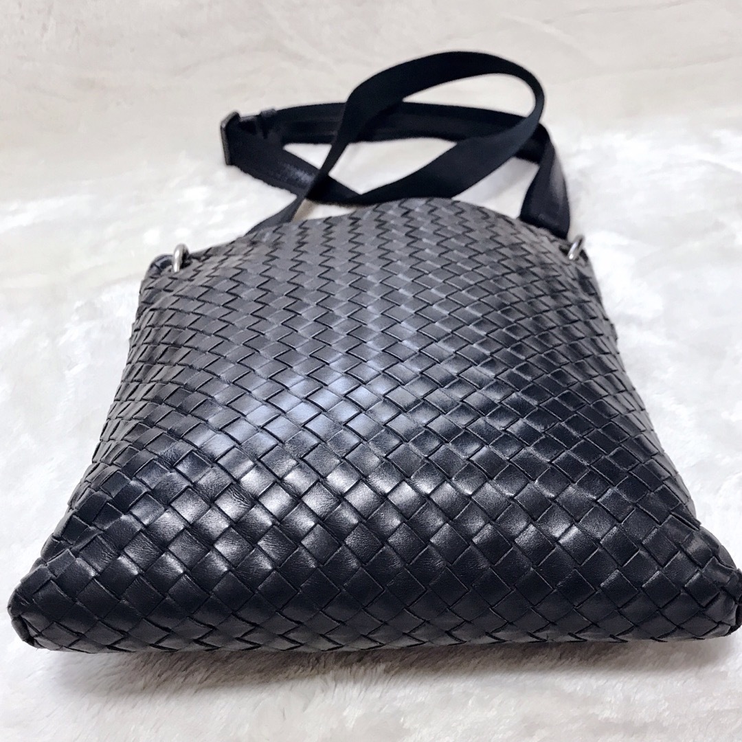 Bottega Veneta(ボッテガヴェネタ)の美品 ボッテガヴェネタ オールレザー イントレチャート ショルダーバッグ 黒 メンズのバッグ(ショルダーバッグ)の商品写真