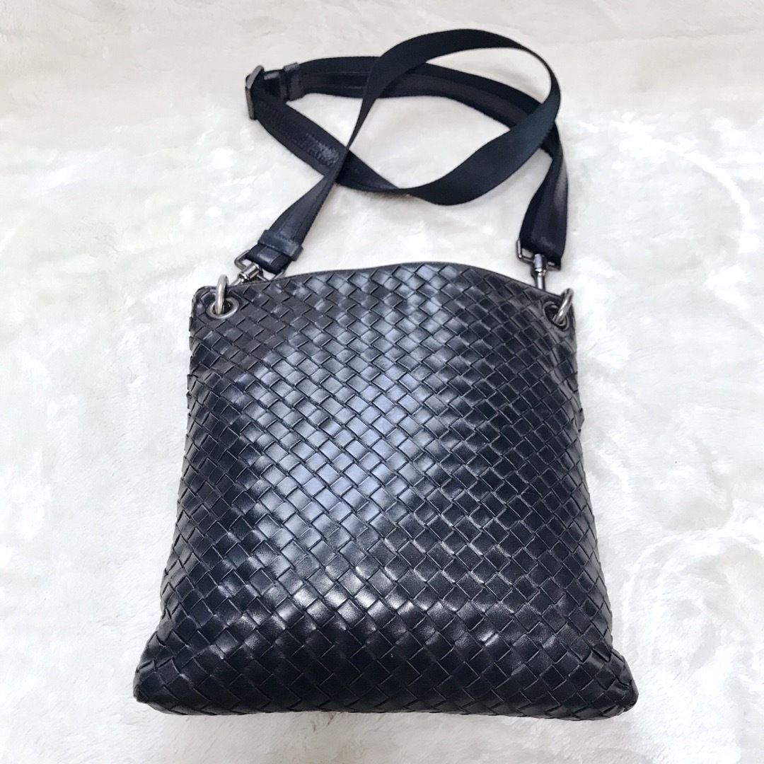 Bottega Veneta(ボッテガヴェネタ)の美品 ボッテガヴェネタ オールレザー イントレチャート ショルダーバッグ 黒 メンズのバッグ(ショルダーバッグ)の商品写真