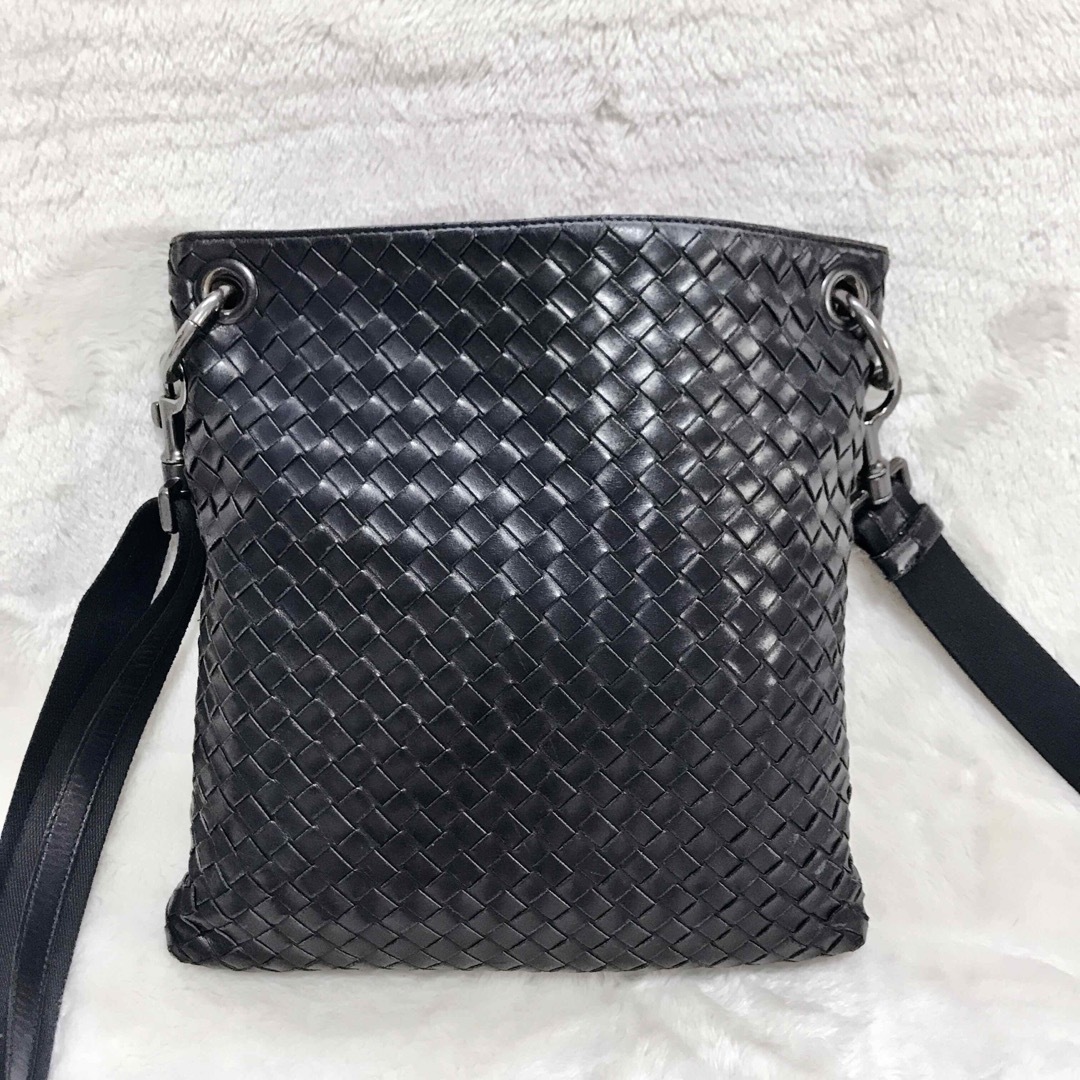 Bottega Veneta(ボッテガヴェネタ)の美品 ボッテガヴェネタ オールレザー イントレチャート ショルダーバッグ 黒 メンズのバッグ(ショルダーバッグ)の商品写真