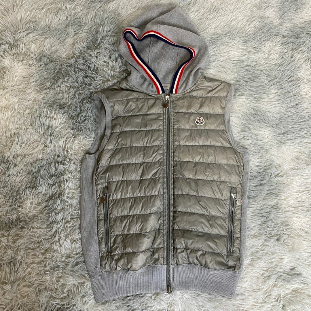 MONCLER(モンクレール)のモンクレール　グレー　ベスト　メンズ S　ダウン　フード　ジレ　正規品 メンズのジャケット/アウター(ダウンベスト)の商品写真