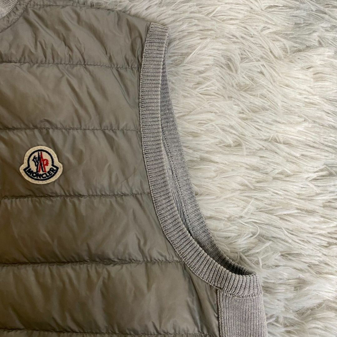 MONCLER(モンクレール)のモンクレール　グレー　ベスト　メンズ S　ダウン　フード　ジレ　正規品 メンズのジャケット/アウター(ダウンベスト)の商品写真