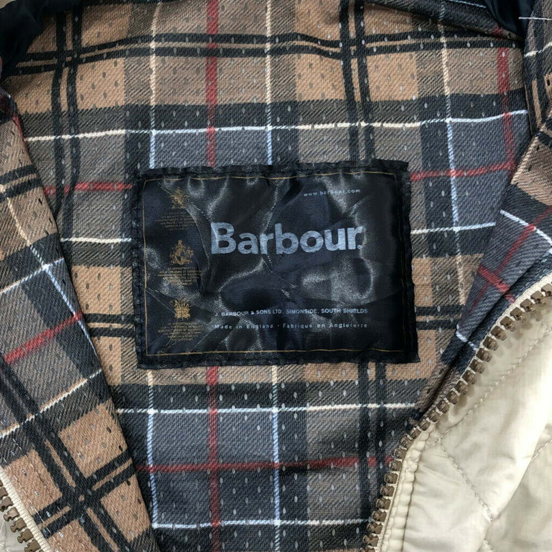 Barbour(バーブァー)のイングランド製 Barbour バブアー フライウェイト キルティングジャケット ベージュ (メンズ SMALL) 中古 古着 Q2301 メンズのジャケット/アウター(その他)の商品写真