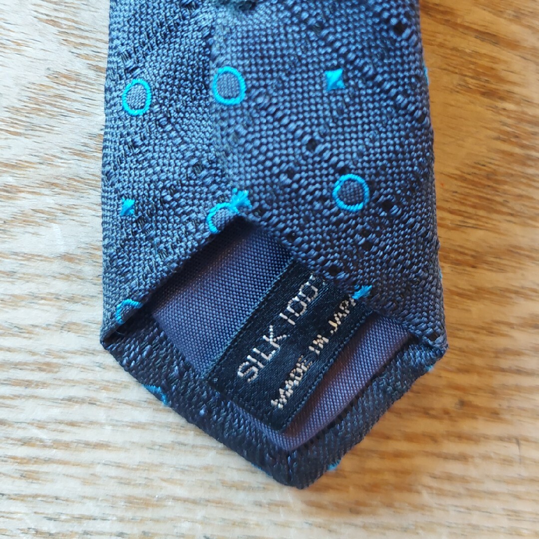 GUESS(ゲス)のGUESS ネクタイ　シルク100% 日本製 メンズのファッション小物(ネクタイ)の商品写真