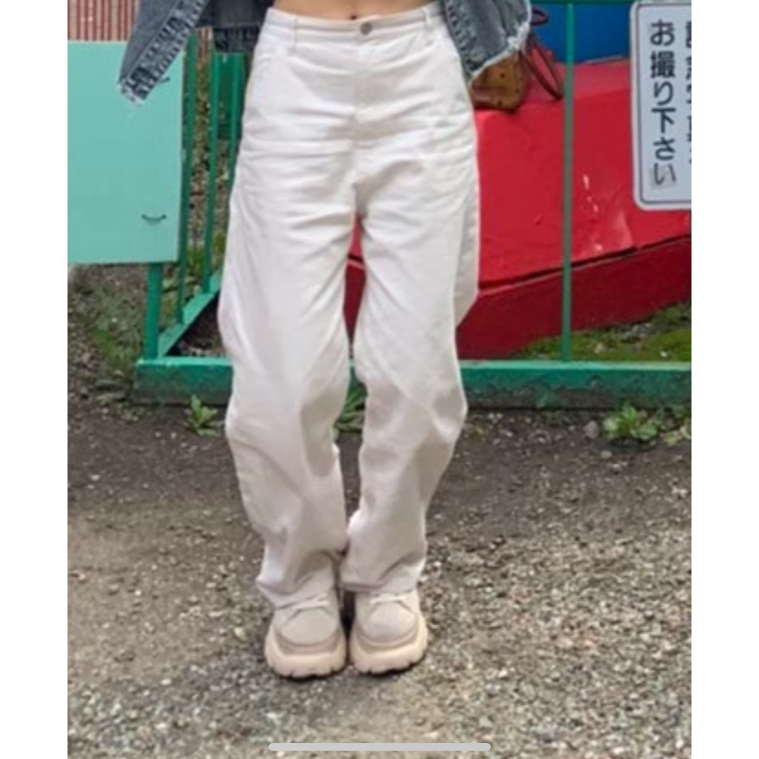 MURUA(ムルーア)のMURUA 白パン　白パンツ　デニム　ストレートパンツ　ムルーア レディースのパンツ(デニム/ジーンズ)の商品写真