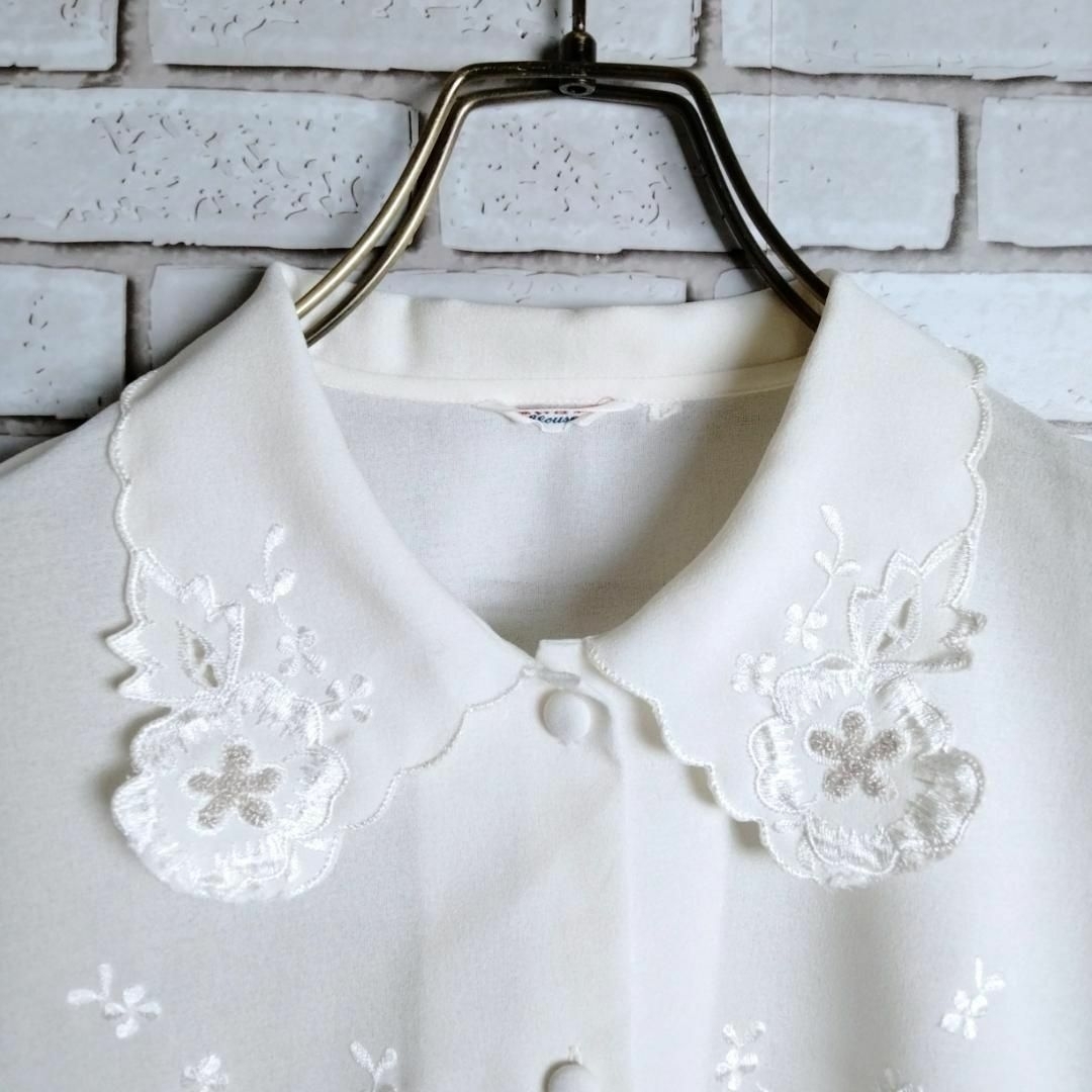 VINTAGE(ヴィンテージ)のシャツ☆ブラウス　半袖　シアー　刺繍　フラワー　花　ボタニカル　ワントーン　白 レディースのトップス(シャツ/ブラウス(半袖/袖なし))の商品写真